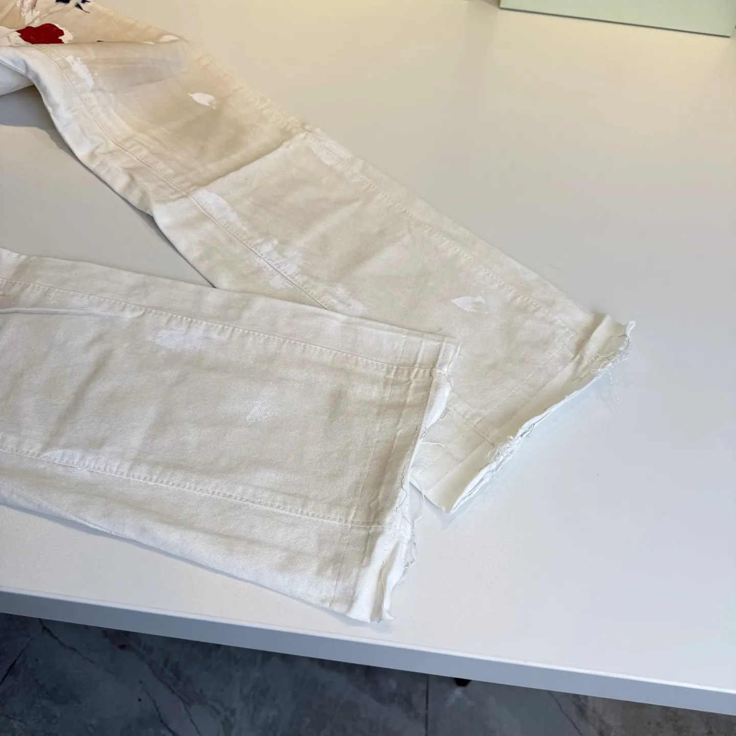P250 model number: D457 GALLERY DEPT. ss25 new color graffiti hand-painted splicing printed letters bootcut jeans Size: 28, 30, 32, 34, 36 (S-XXL) Color: hand-painted white Size reference: pants length 100 102 104 106 106 waist 72 76 80 84 88 recommended weight S (about 110 pounds) M (about 120 pounds) L (about 140 pounds) XL (about 165 pounds) XXL (about 185 pounds)